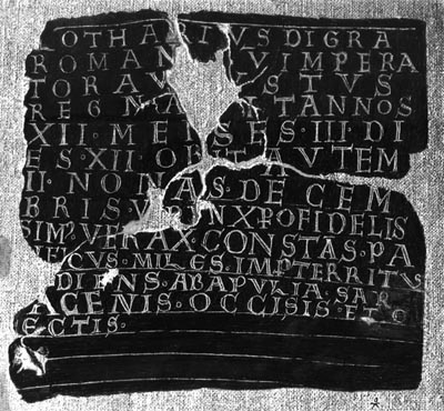 tl_files/Fotos/Allgemein/Denkwuerdigkeiten-1822-Stiftung-Koenigslutter/Schrifttafel-aus-Grabbeigaben-Kaiser-Lothars-III-mit-Kontrastverstaerkung.jpg