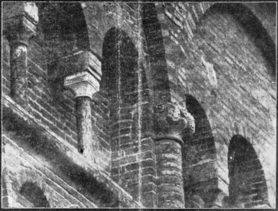tl_files/Fotos/Allgemein/Ferrara/Kapitelle_am_Dom_in_Ferrara_.gif