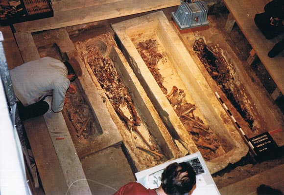 tl_files/Fotos/Allgemein/Kaiser_Lothar_und_Kaiserin_Richenza/Kaiserdom-Koenigslutter-Graboeffnung-1978.jpg