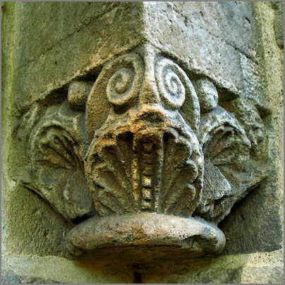 tl_files/Fotos/Allgemein/Kapitelle Dissertation Kluckhohn/KH-095-Obergreislau-Dorfkirche-Portal-.jpg