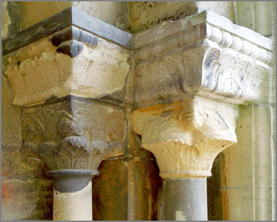 tl_files/Fotos/Allgemein/Kapitelle Dissertation Kluckhohn/KH_80_Hecklingen_ehemalige_Benediktinerinnen-Kl._Kirche_Portal.jpg