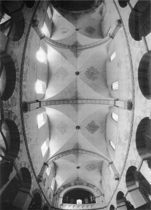 Die Wölbung im Kaiserdom aus der Liege-Perspektive