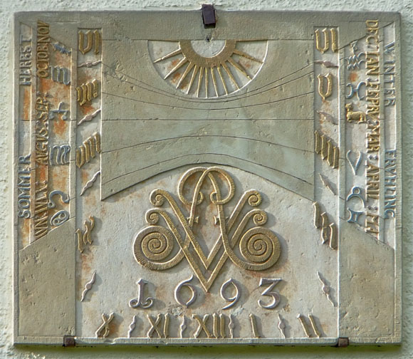 tl_files/Fotos/Allgemein/Pfarrhaus der Stiftskirche/Sonnenuhr_2012.jpg