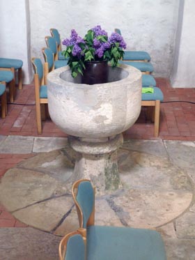 tl_files/Fotos/Altmark/Jeeben-Basilika-Taufstein-vor-der-westlichsten-Arkade-IMG-1073.jpg