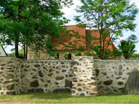 tl_files/Fotos/Altmark/Mahlsdorf-Feldsteinkirche-Friedhofsmauer-IMG-1778.jpg