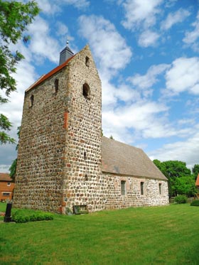 tl_files/Fotos/Altmark/Nahrstedt-Feldsteinkirche-von-SW-IMG-2138.jpg