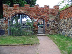 tl_files/Fotos/Altmark/Nahrstedt-Friedhof-Backsteintor-IMG-2116.jpg