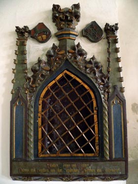 tl_files/Fotos/Altmark/Rohrberg-Feldsteinkirche-Sakramentshaeuschen-der-Patrone-von-der-Schulenburg-Wolfsburg-und-Beetzendorf-IMG-0955.jpg