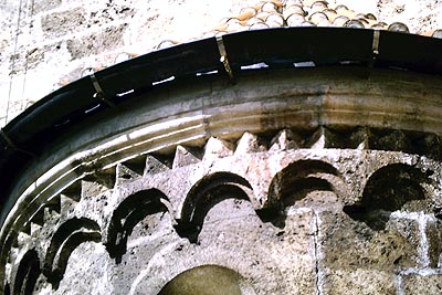 tl_files/Fotos/Anna-Landsberg/Altenstadt-St-Michael-Bogenfries-der-Apsiden-IMG-2200.jpg