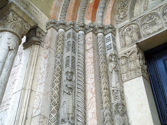 tl_files/Fotos/Anna-Landsberg/Ferrara-Kathedrale-San-Giorgio-Portal-Gewaende-links-IMG-6310.JPG