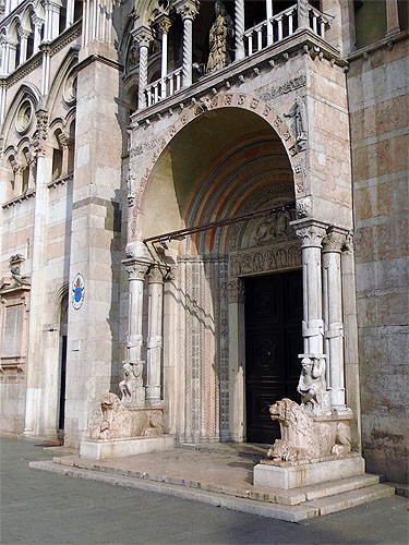 tl_files/Fotos/Anna-Landsberg/Ferrara-Kathedrale-San-Giorgio-Portal-IMG-6942.jpg