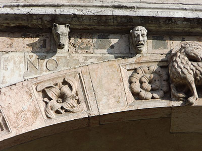 tl_files/Fotos/Anna-Landsberg/Ferrara-San-Giorgio-Fassade-Konsolen-IMG-7093.jpg