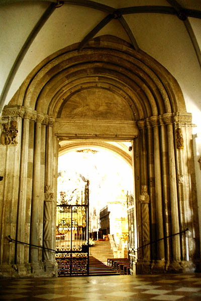 tl_files/Fotos/Anna-Landsberg/Freising-St-Maria-und-St-Korbinian-Portal-IMG-2308.JPG