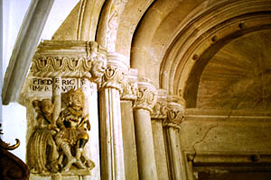 tl_files/Fotos/Anna-Landsberg/Freising-St-Maria-und-St-Korbinian-Portal-linkes-Gewaendel-IMG-2307.JPG