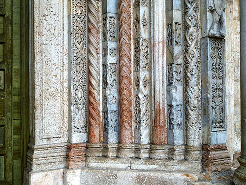 tl_files/Fotos/Anna-Landsberg/Verona-Santa-Maria-Matricolare-Portalgewaende-rechts-IMG-7872.jpg