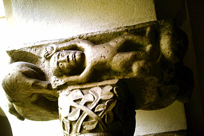 tl_files/Fotos/Bayern/Berchtesgaden-St-Peter-und-Johannes-Kreuzgang-Kapitell-small-IMG-2126.jpg