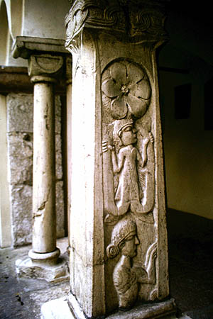 tl_files/Fotos/Bayern/Berchtesgaden-St-Peter-und-Johannes-Kreuzgang-Pfeiler-small-IMG-2134.jpg