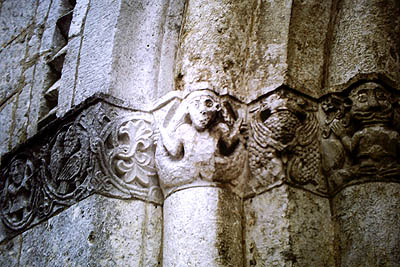 tl_files/Fotos/Bayern/Biburg-St-Maria-Westportal-Kapitelle-2226.jpg