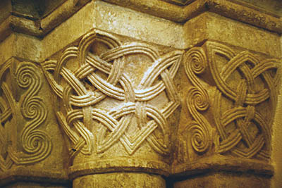 tl_files/Fotos/Bayern/Regensburg-St-Jakob-Flechtbandkapitelle-im-Brunnenhaus-small-2243.jpg