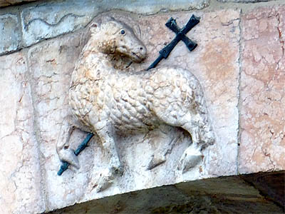 tl_files/Fotos/Carl-Schnaase/Verona-Dom-Lamm-mit-Kreuz-IMG-8020.jpg