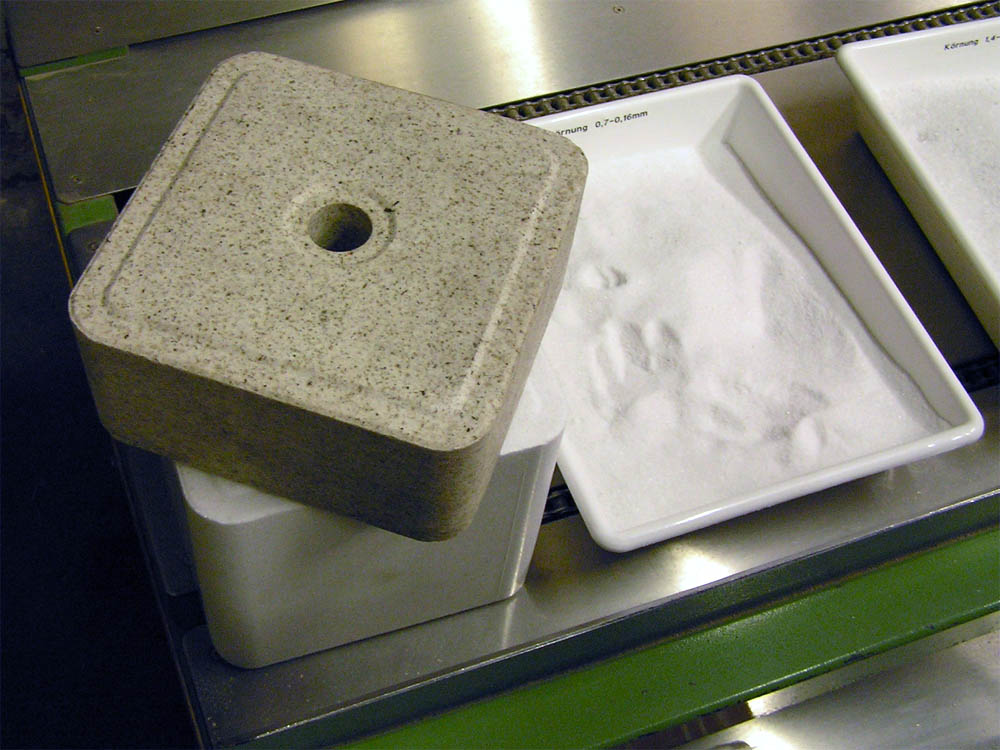 tl_files/Fotos/Geologie_Klages/Steinsalzwerk-Grasleben-20110827-Salzleckstein-IMG-P8270040.jpg