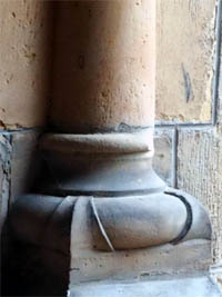 tl_files/Fotos/Gernrode/Gernrode-Stiftskirche-St-Cyriakus-Basen-von-Halbsaeulen-Kreuzgang-IMG-6088.jpg