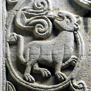 tl_files/Fotos/Gernrode/Gernrode-Stiftskirche-St-Cyriakus-Hl-Grab-oestliche-Nordwand-Loewe-IMG-5873.jpg
