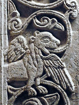 tl_files/Fotos/Gernrode/Gernrode-Stiftskirche-St-Cyriakus-Hl-Grab-oestliche-Nordwand-gefluegelter-Loewe-IMG-5874.jpg