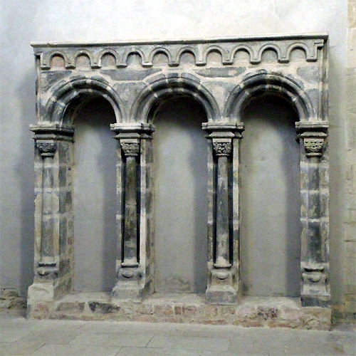 tl_files/Fotos/Hamersleben/Hamersleben-Stiftskirche-St-Pankratius-Nischenwand-an-Westwand-des-suedlichen-Querhausfluegels-IMG-4743-small.jpg