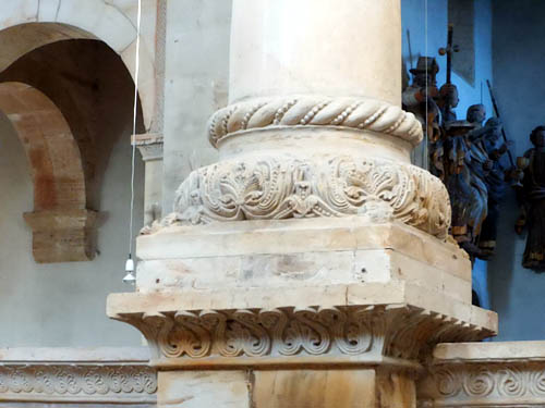 tl_files/Fotos/Hamersleben/Hamersleben-Stiftskirche-St-Pankratius-Palmettengesims-der-suedlichen-Chorschrankenwand-und-Saeulenfuss-IMG-4770-small.jpg