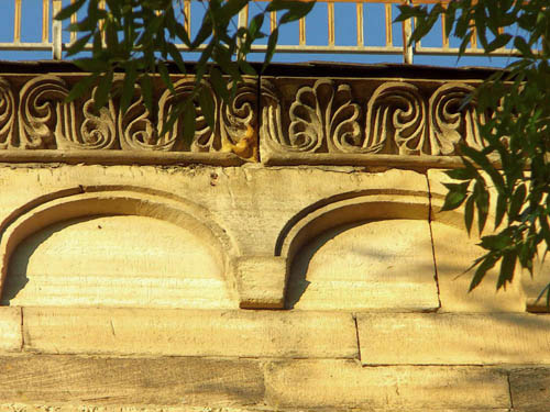 tl_files/Fotos/Hamersleben/Hamersleben-Stiftskirche-St-Pankratius-Rundbogenfries-und-Dachgesims-IMG-4887-small.jpg