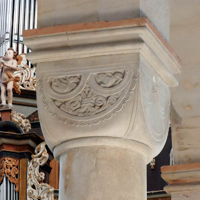 tl_files/Fotos/Hamersleben/Hamersleben-Stiftskirche-St-Pankratius-Wuerfelkapitell-mit-Halbkreisverzierung-IMG-4552-small.jpg