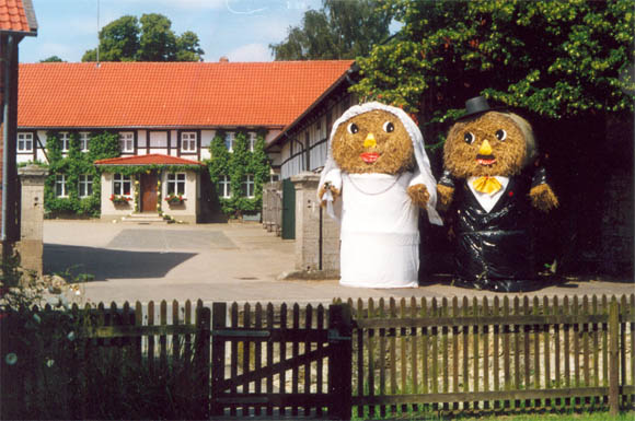 tl_files/Fotos/Kulturleben/strohballenpuppen.jpg