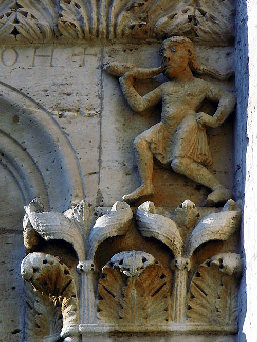tl_files/Fotos/Luethgen_Eugen/Kaiserdom-Koenigslutter-Rundbogenfries-Figur-IMG-1035.jpg