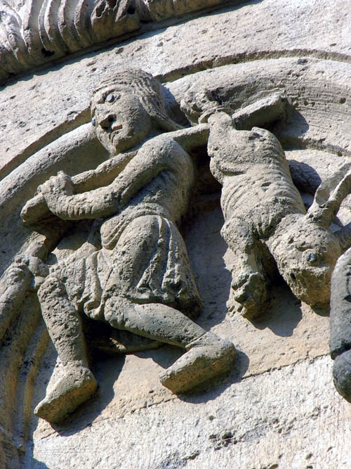 tl_files/Fotos/Luethgen_Eugen/Kaiserdom-Koenigslutter-Rundbogenfries-Figur-IMG-1057.jpg