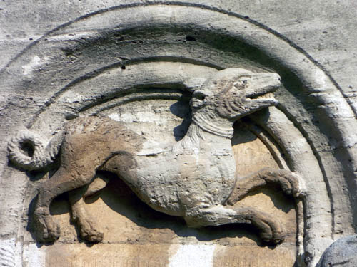 tl_files/Fotos/Luethgen_Eugen/Kaiserdom-Koenigslutter-Rundbogenfries-Jagdhund-IMG-1109.jpg