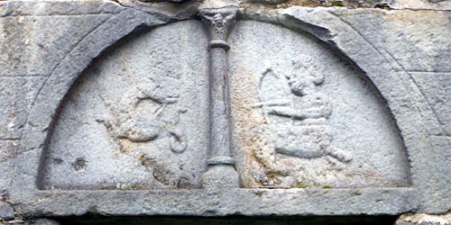 tl_files/Fotos/Pietro-Maggi/Gernrode-Stiftshof-St-Cyriakus-Tympanon-mit-Centaur-und-Drachen-small-IMG-5645.jpg