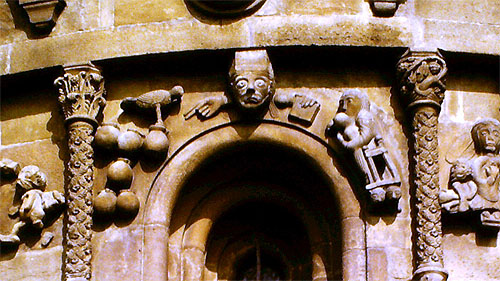 tl_files/Fotos/Pietro-Maggi/Schoengrabern-Apsisrelief-von-Sueden-Foto-Kruggel.jpg