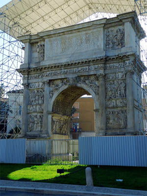 tl_files/Fotos/Regione_Campania/Benevento-Trajansbogen-Landseite-IMG-3173-small.jpg