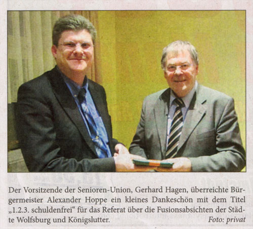 Der Vorsitzende der Senioren-Union, Gerhard Hagen, überreichte Bürgermeister Alexander Hoppe ein kleines Dankeschön mit dem Titel "1.2.3.schuldenfrei" für das Referat über die Fusionsabsichten der Städte Wolfsburg und Königslutter. Foto: privat